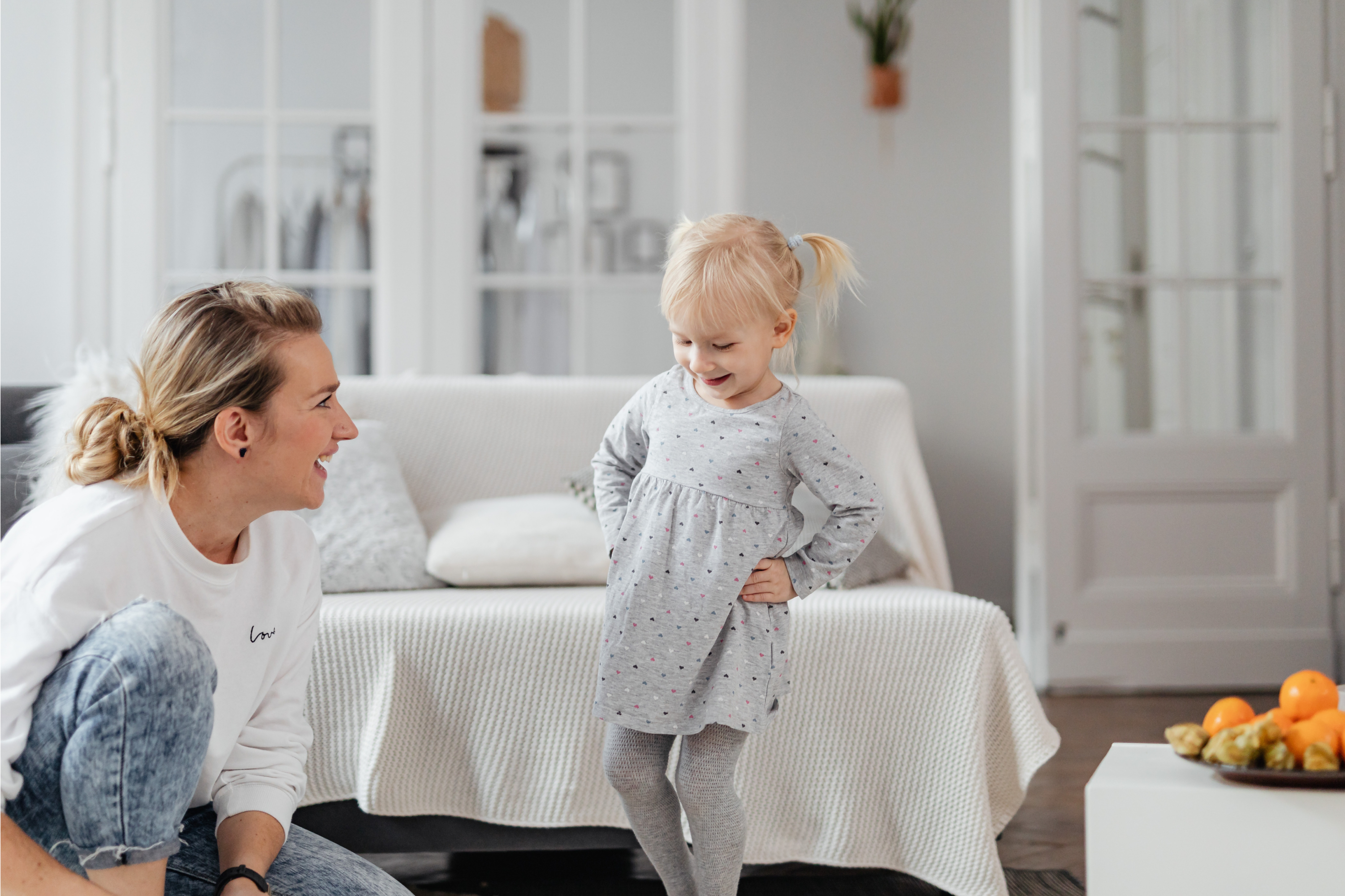 Mutter mit kleiner Tochter lachen zusammen