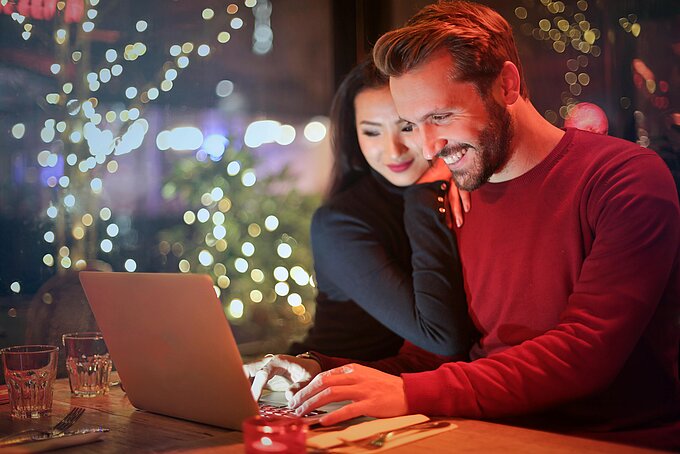 Glückliches Paar vor Laptop