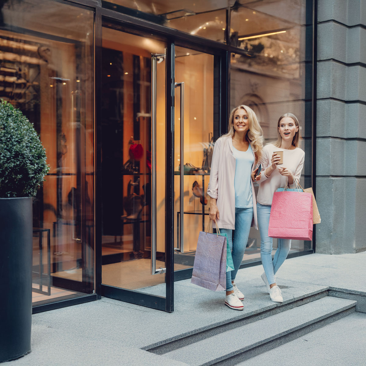 Mutter und Tochter gehen shoppen