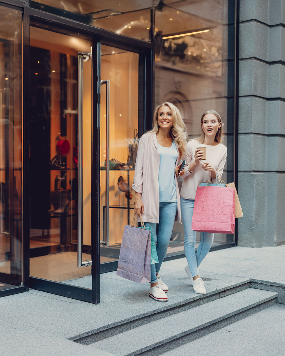 Mutter und Tochter gehen zusammen shoppen und freuen sich